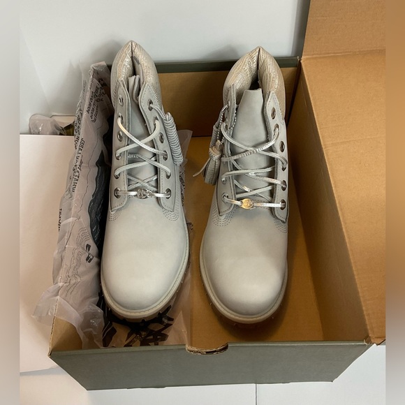 Timberland Premium 6 inch Waterproof Boot - Light Grey Nubuck Womens 9M - New! - Picture 3 of 6